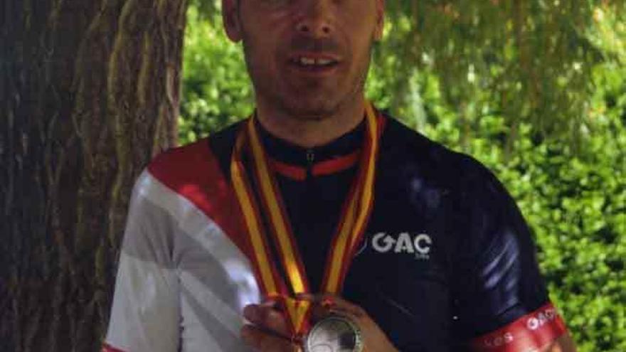 Luis Anderson Prieto, con sus dos medallas.