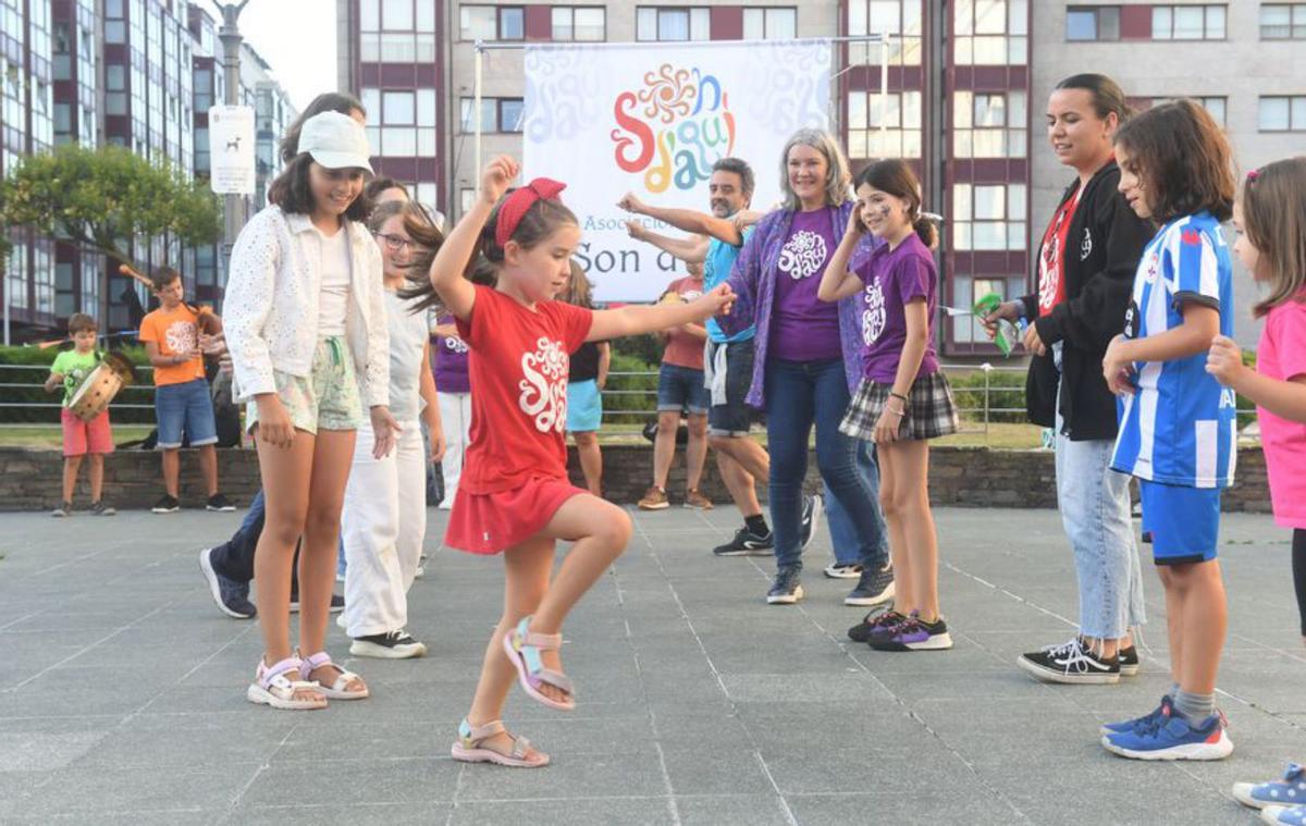 La Asociación cultural Son d’aquí celebró su décimo aniversario en la plaza de los Abuelos de Monte Alto