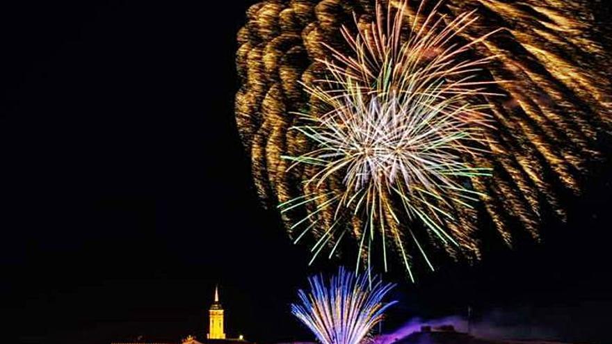 Lanzamiento de fuegos artificiales en el Calvario.