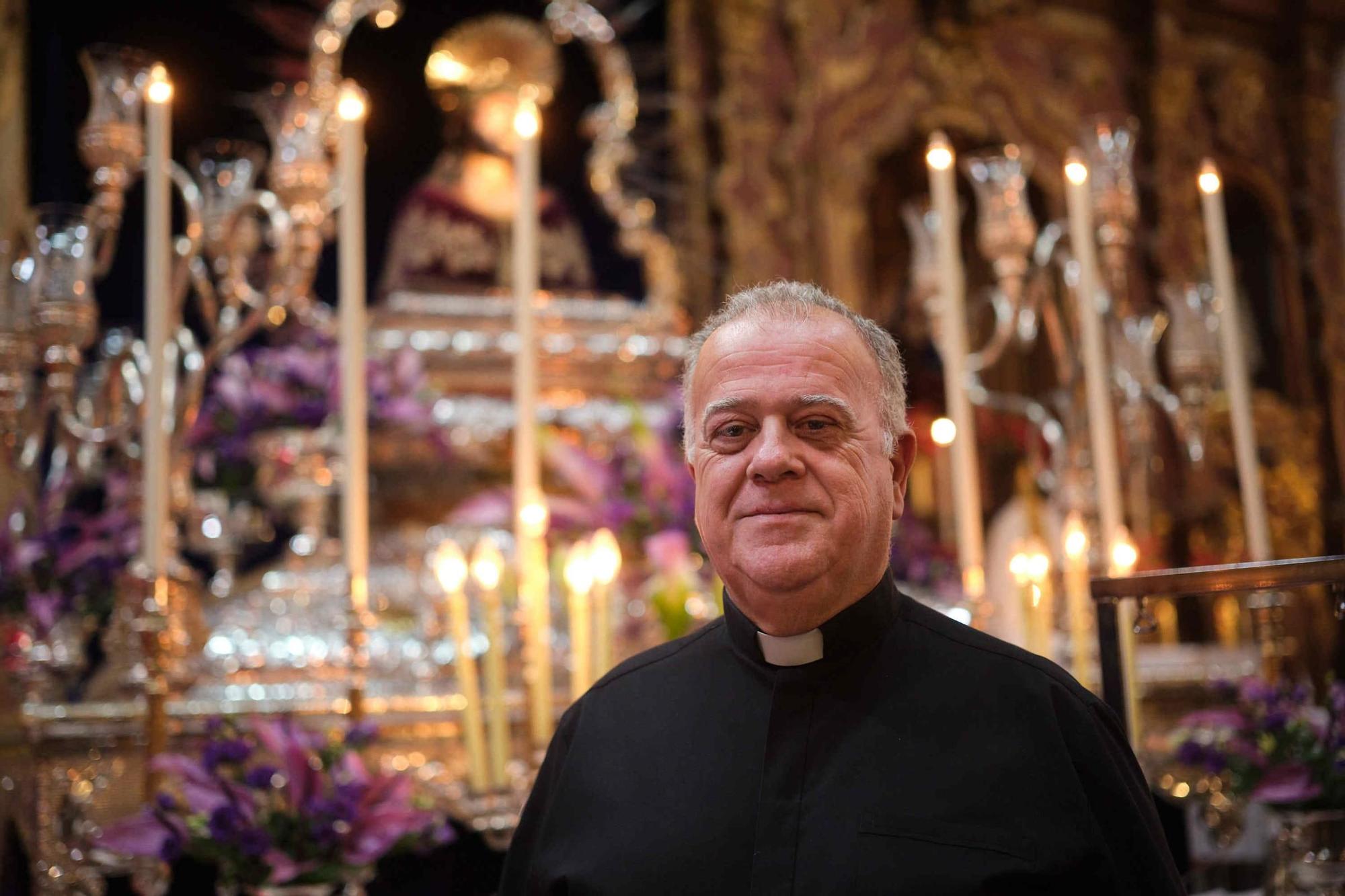 Preparativos de la Semana Santa en la parroquia de San Francisco de Asís, en Santa Cruz