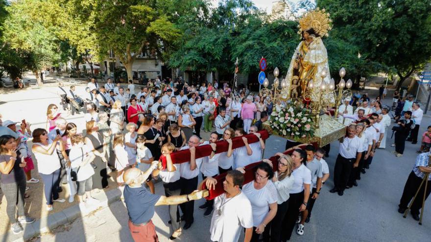 La procesión tuvo lugar ayer desde el paseo de Vara de Rey hasta la parroquia de Santa Creu de Vila. | VICENT MARÍ