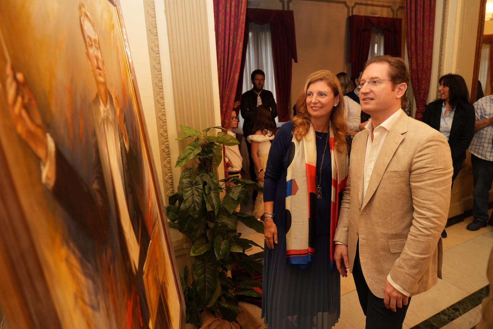 El pintor Forner entrega su retrato al maestro Tebar en el Casino Antiguo de Castelló