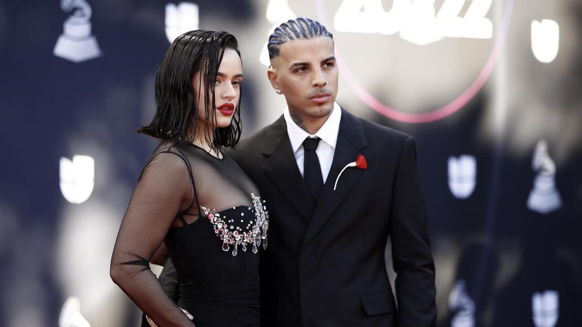 Rosalía y Rauw Alejandro posan en la alfombra roja de los Premios Latin Grammy, en noviembre de 2022.