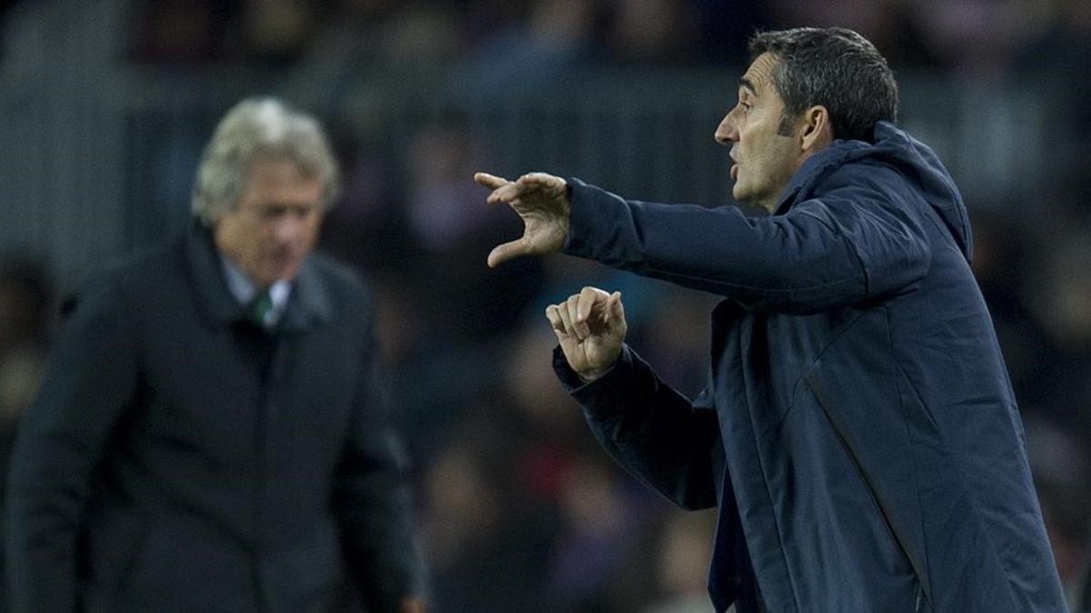 Valverde da instrucciones durante el duelo contra el Sporting de Portugal en el Camp Nou.