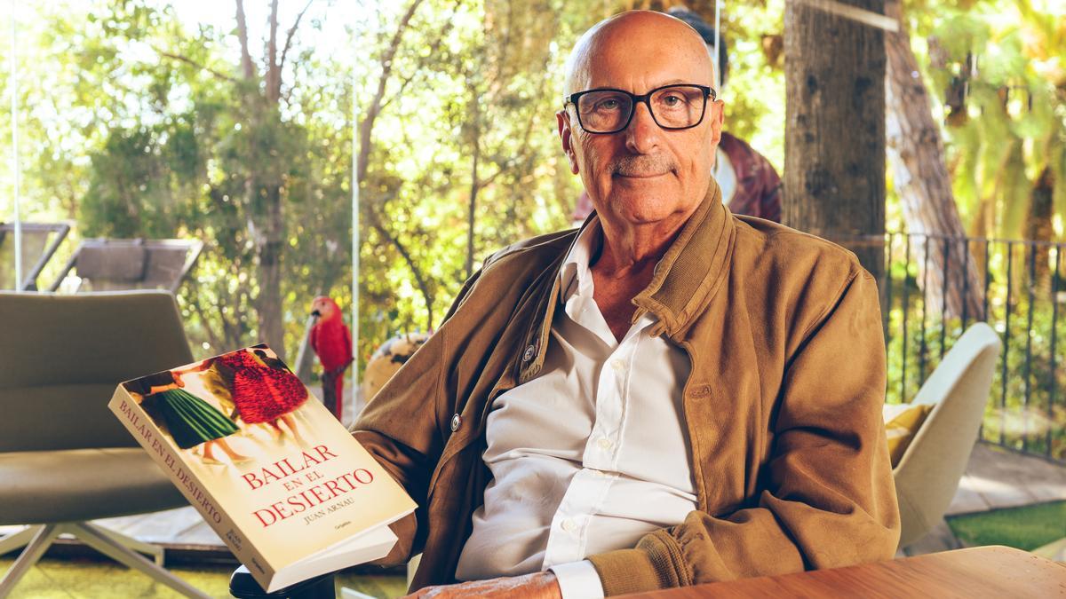 Juan Arnau Durán, con su libro 'Bailar en el desierto'.