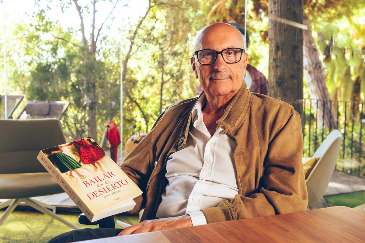 Juan Arnau Durán, con su libro 'Bailar en el desierto'.