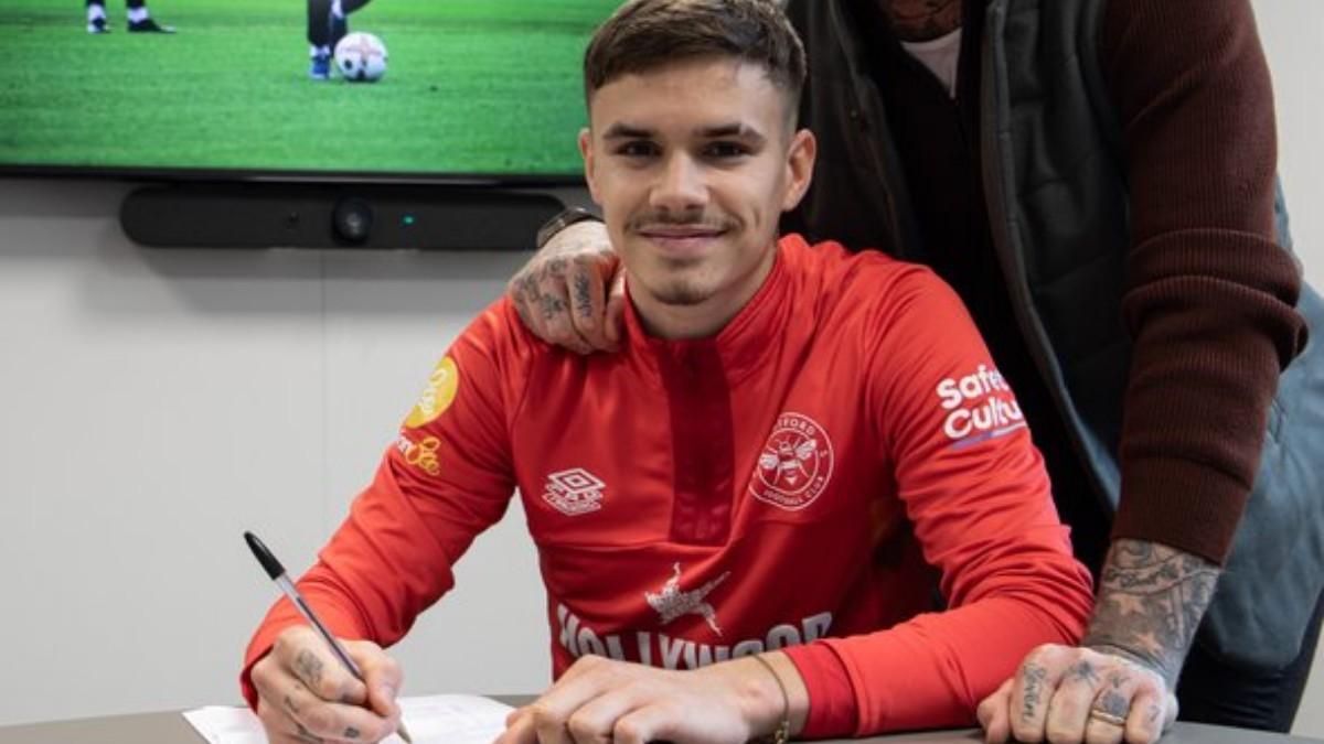 Romeo, firmando el contrato con el Brentford