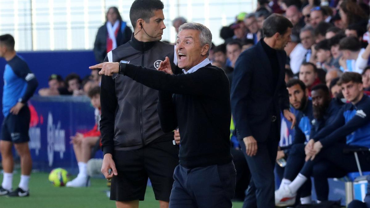 Fran Escribá da instrucciones a sus jugadores en El Alcoraz.