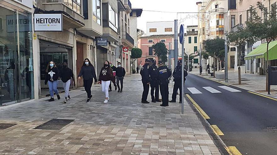 La Policía Local potenció ayer la vigilancia en el centro.