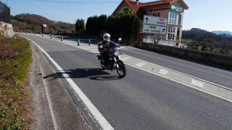 El cruce entre Las Caldas y Santa Marina de Piedramuelle donde falleció el motorista.