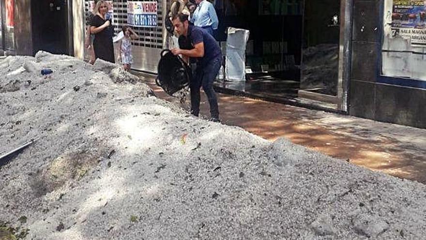 Muntanyes de calamarsa al mig del carrer. ?Arganda del Rey imatge de l&#039;esquerrai Girona a la dreta han viscut i patit, amb dos anys de diferència, una situació similar amb botiguers i veïns amuntegant restes de la pedregada al bell mig del carrer després d&#039;una forta tempesta.