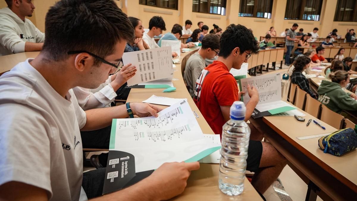 Jóvenes extremeños, durante la primera prueba de la selectividad de 2025.