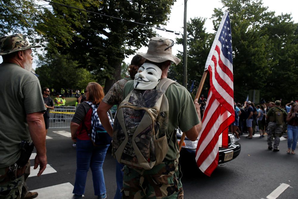 Supremacistas blancos y contramanifestantes del movimiento de extrema izquierda "Antifa" han protagonizado este sábado violentos enfrentamientos en las calles de Charlottesville.