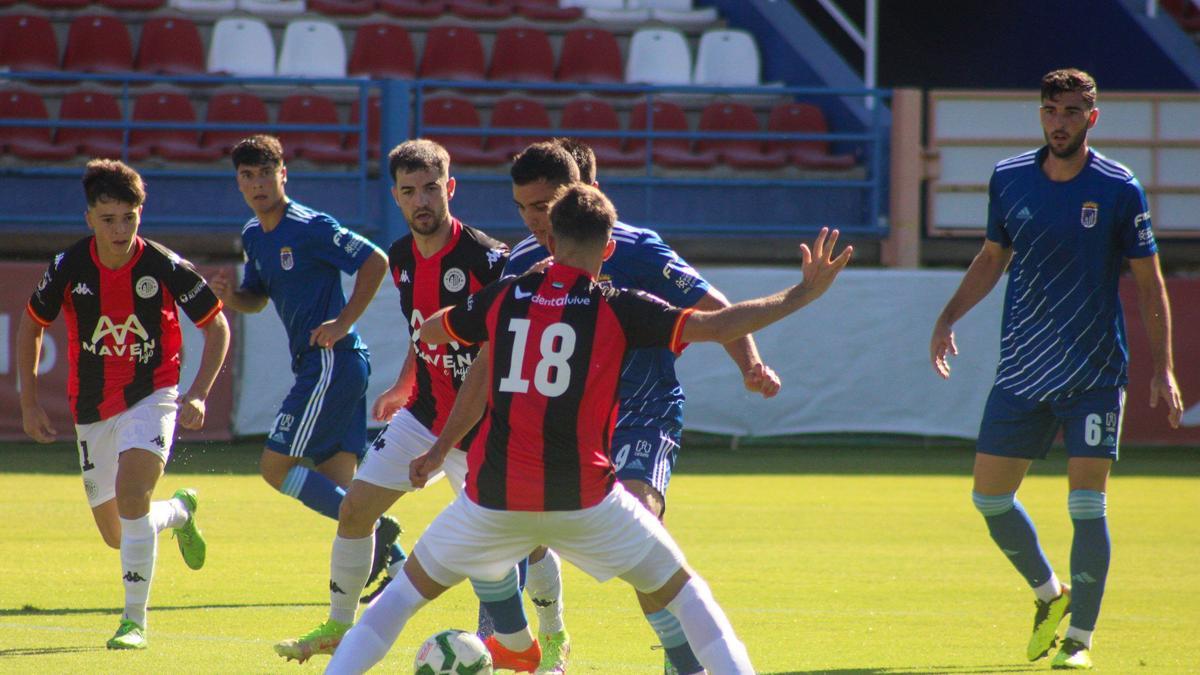 Lance del juego entre CD Extremadura y CD Badajoz en el partido.