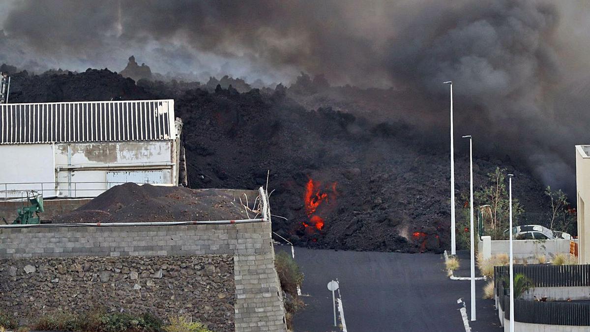 La colada de lava destrossa un polígon industrial a La Palma. | EFE