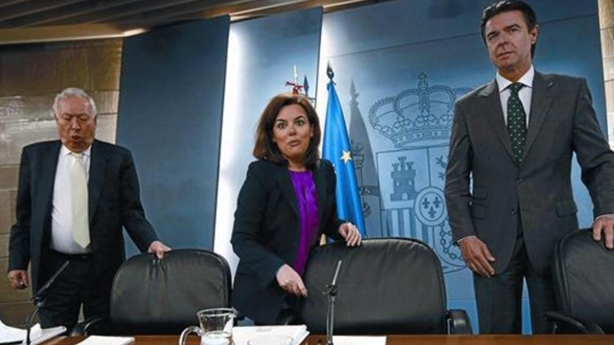 Santamaría, entre los ministros García-Margallo y Soria, ayer, en la Moncloa.