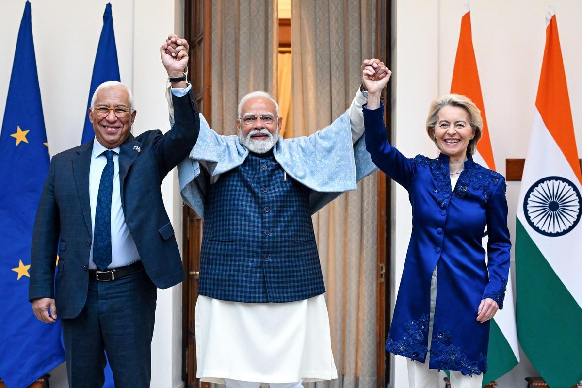 António Costa, presidente del Consejo Europeo; Narendra Modi, primer ministro de India; y Ursula von der Leyen, presidenta de la Comisión Europea, tras el acuerdo.