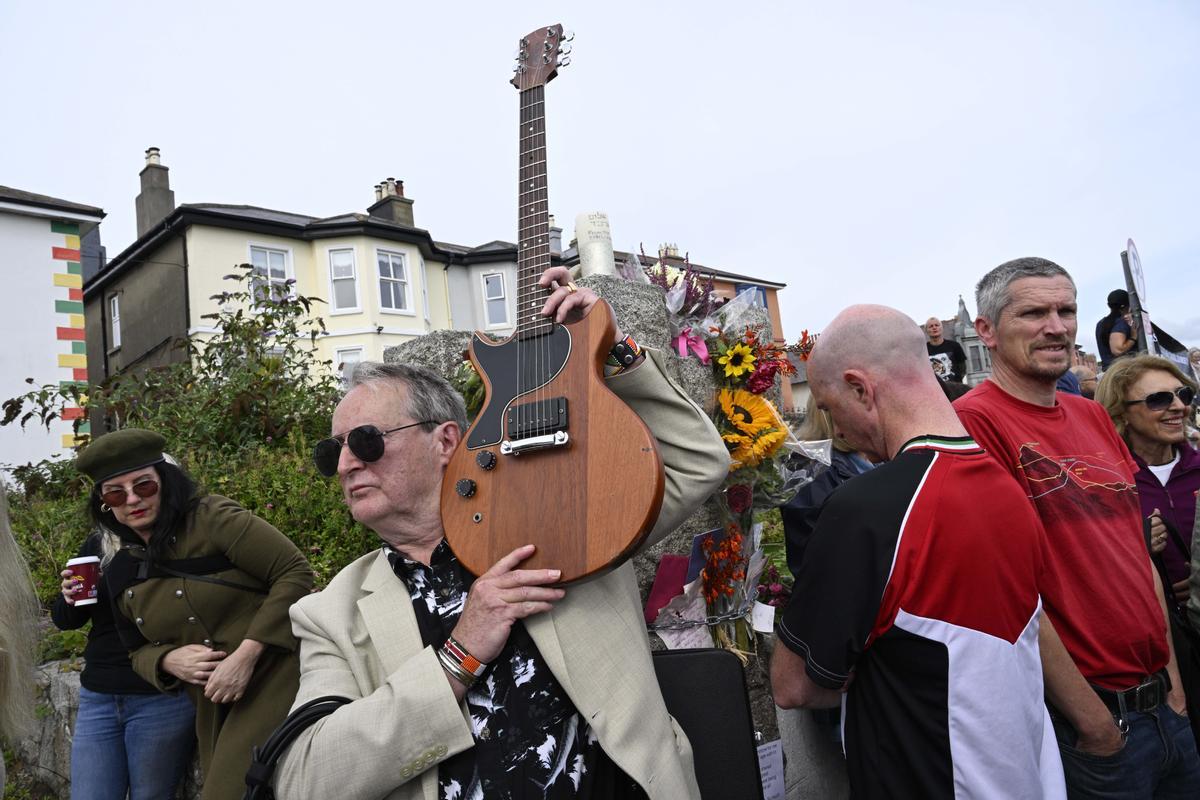 Fans de la cantante irlandesa Sinead OConnor dan su último adiós en las afueras de su antigua casa