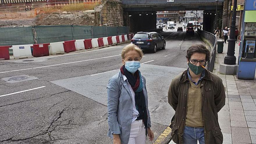 Cristina Coto y José María Figaredo, frente a las obras de Nicolás Soria. 
Miki López