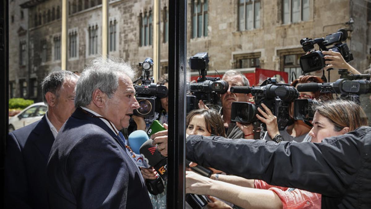 El presidente de la Diputación de Valencia atiende a los medios de comunicación frente a la Generalitat valenciana, el pasado jueves.