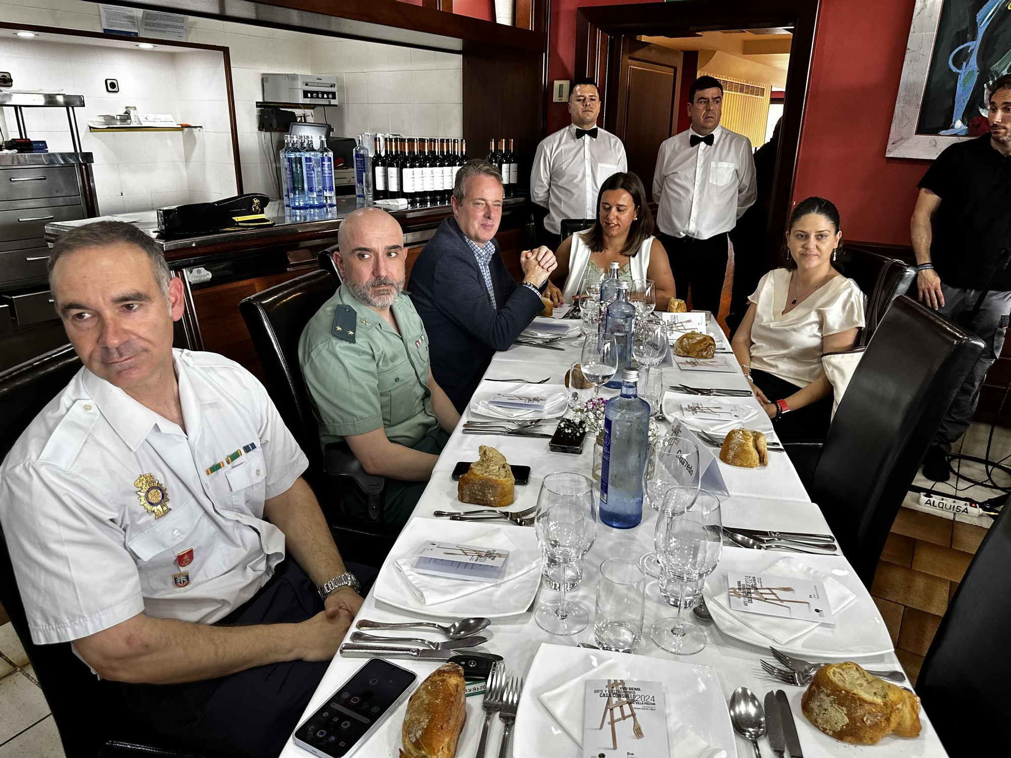 EN IMÁGENES: El homenaje póstumo al hostelero Álvaro López en su casa y coincidiendo con la Bienal de Arte