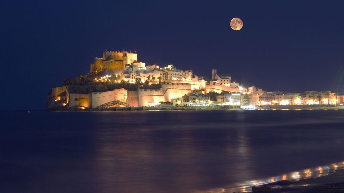 Azahar Costa Peniscola ,Castle Papa Luna with rising Moon
