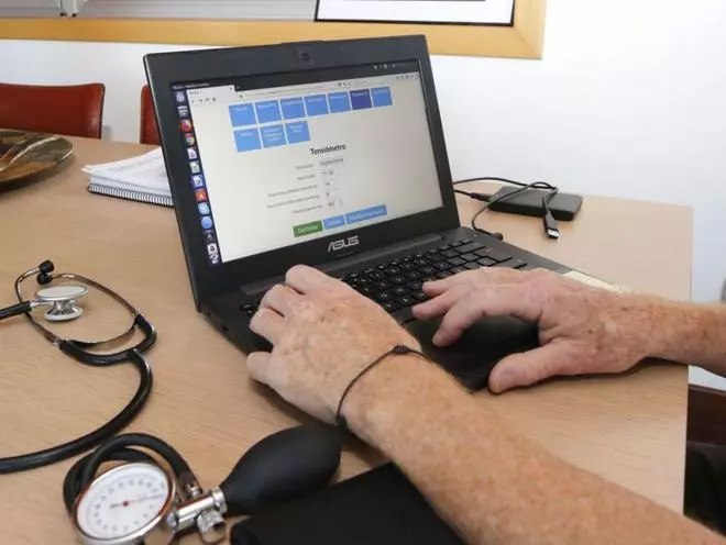 La nueva relación del Sergas con el paciente: chatear con el médico o ‘streaming’ en la UCI de neonatos