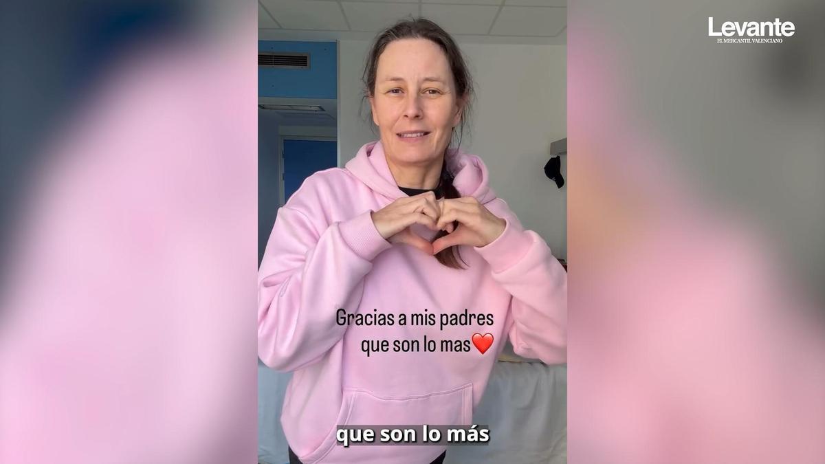 La valenciana en quarantena per hantavirus fa "unboxing" dels regals de la seva família: xocolata, llibres i productes d’higiene  personal