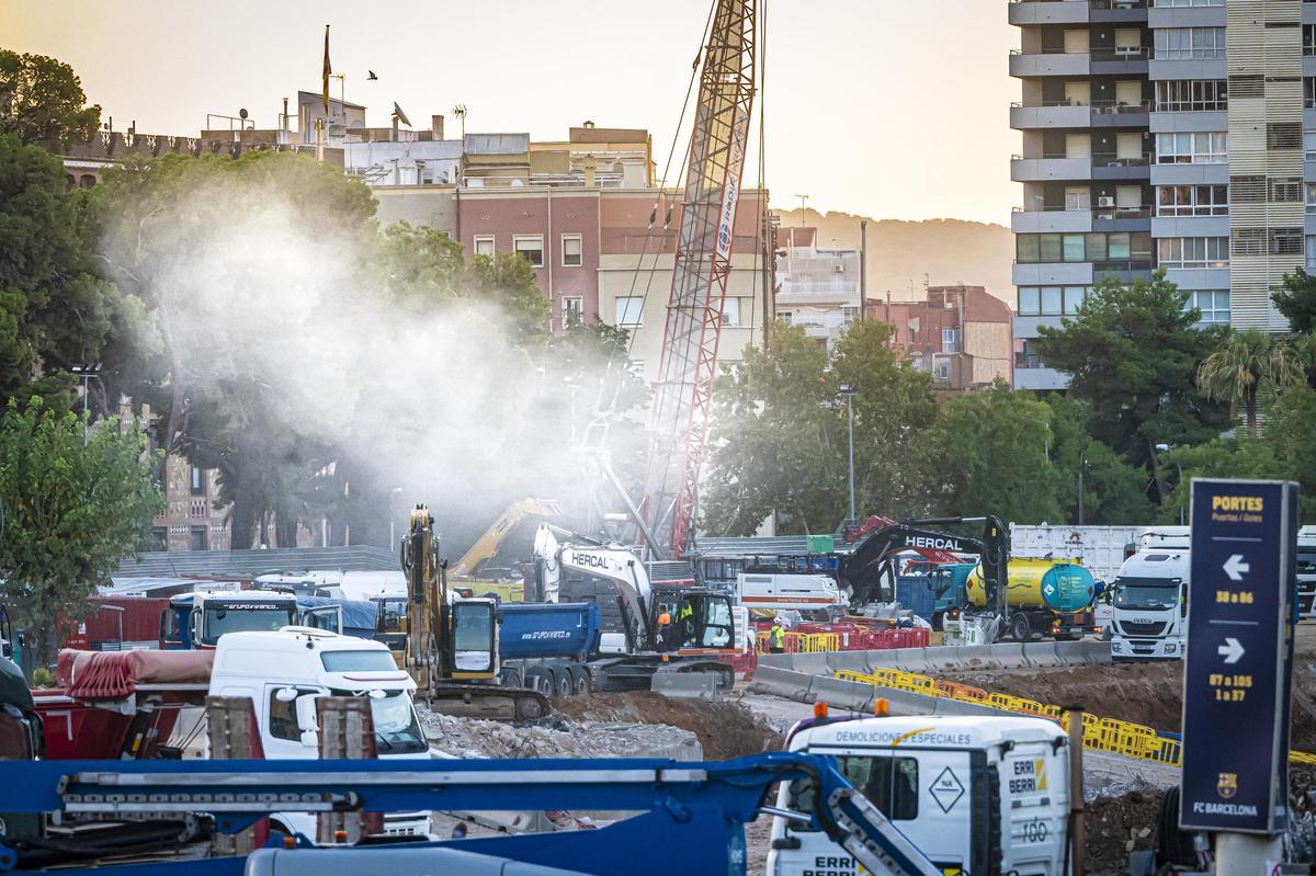 Polvareda y movimiento de maquinaria antes de las ocho de la mañana en el Camp Nou, en Barcelona.
