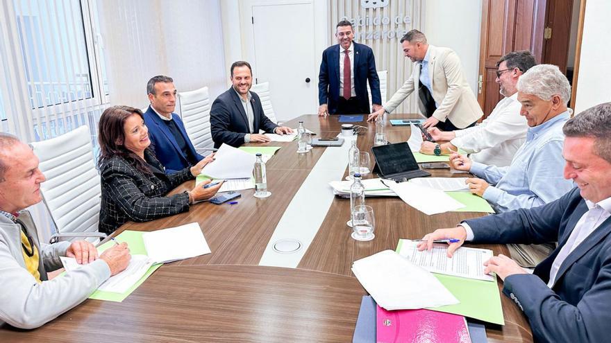 Un momento de la reunión de la Mesa de Alcaldías celebrada en el Cabildo lanzaroteño. | | PRENSA CABILDO