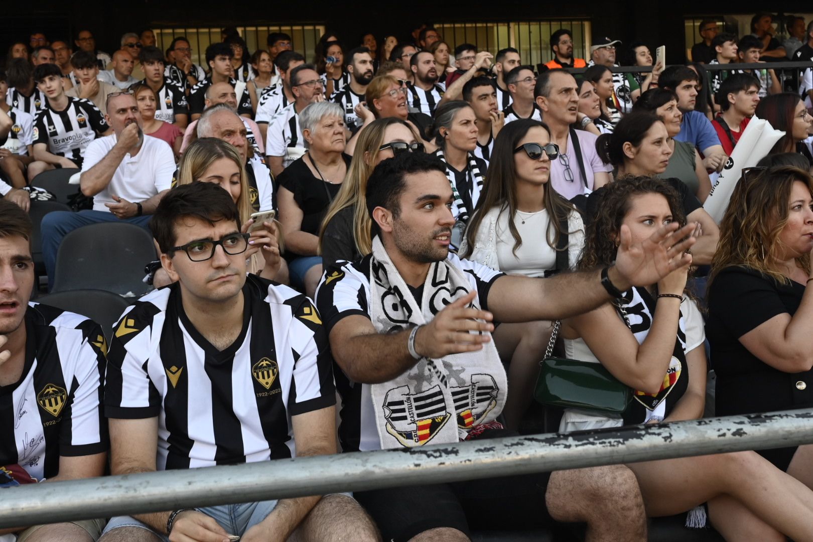 Así vive la afición albinegra el partido Alcorcón-Castellón