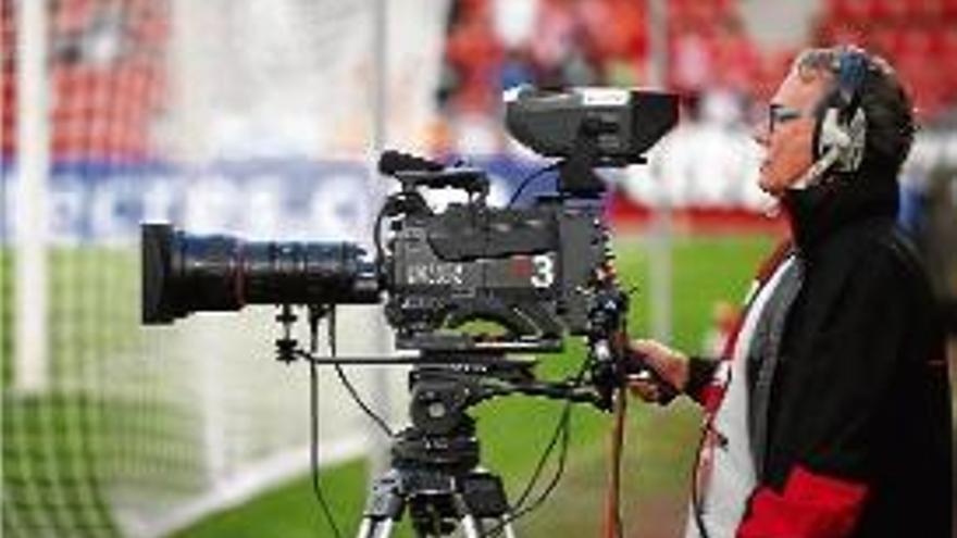 Un càmera de televisió durant el partit Girona-Mirandés.