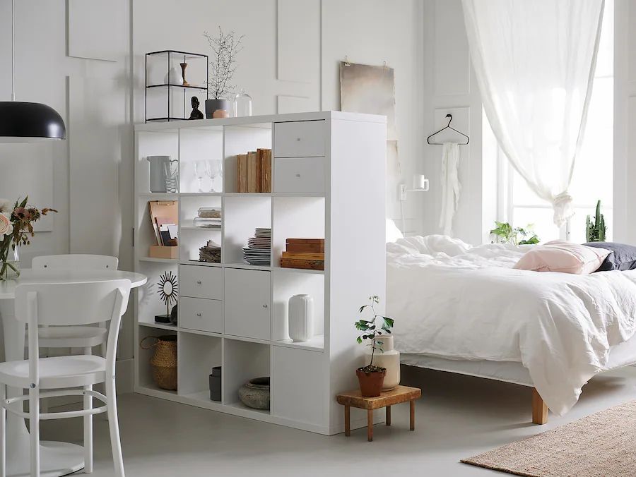 Estanterías Ikea | Las estanterías pueden llevar cajones o puertas y te pueden servir para separar ambientes