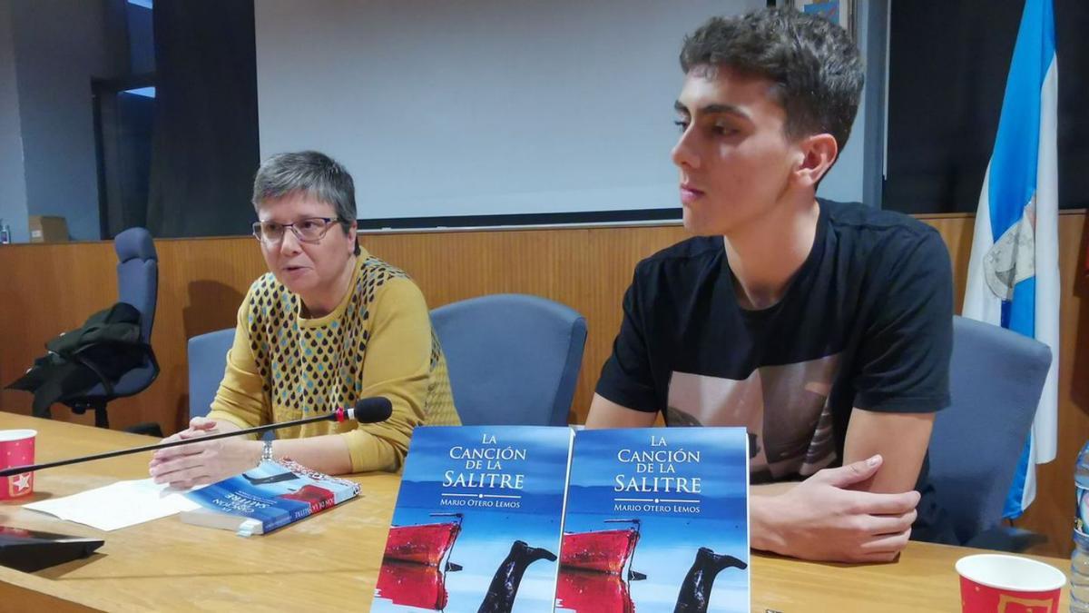 Mario Otero junto a la profesora del IES María Soliño en la presentación del libro &quot;La canción de la salitre&quot; en Cangas