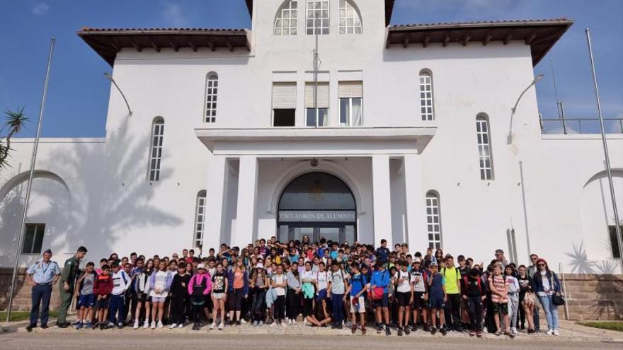 Los alumnos participantes en el proyecto ‘Pioneros de la Aviación’, frente al edificio del Escuadrón de Alumnos.