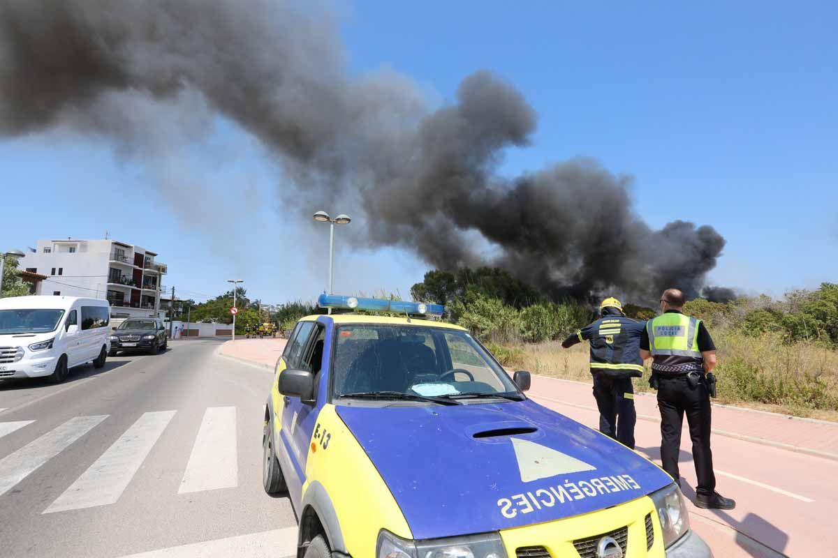 Incendio en una parcela de Ibiza