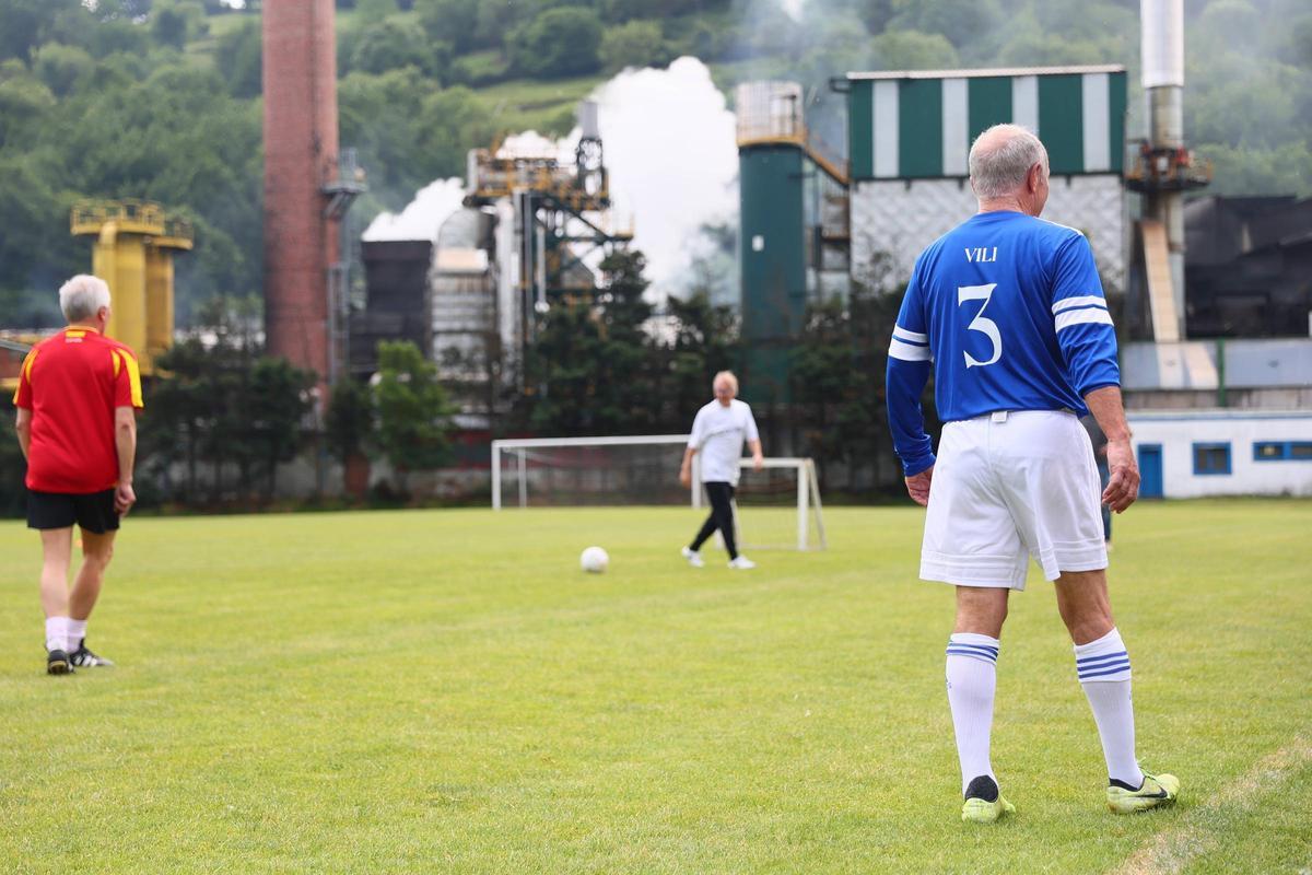 En imágenes: Los héroes que levantaron el único título de la historia del Real Oviedo se reencuentran 41 años después: así fue la "histórica y divertida" reunión