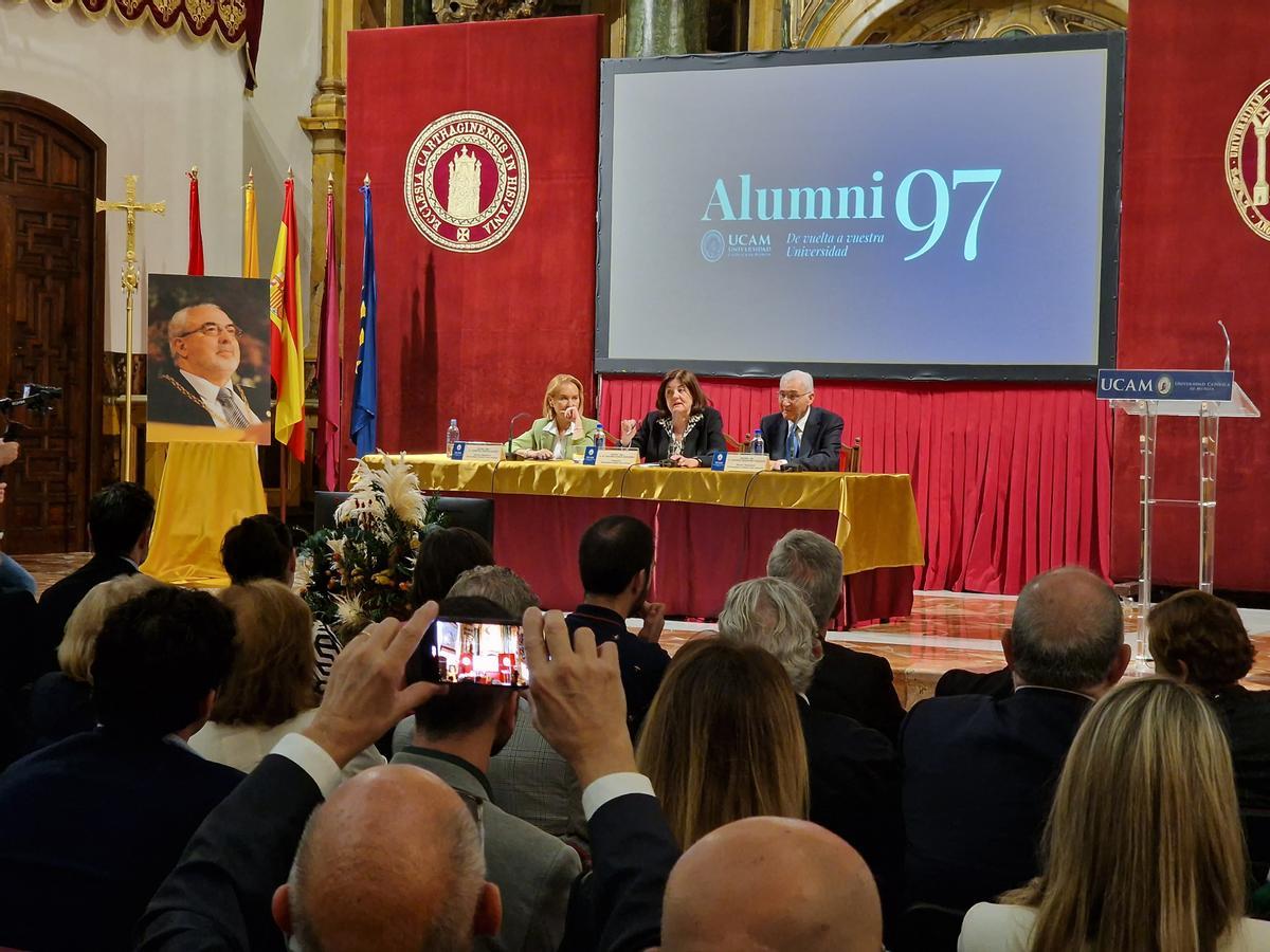 María Dolores García, Antonio Montoro y Josefina García, en el acto de homenaje.