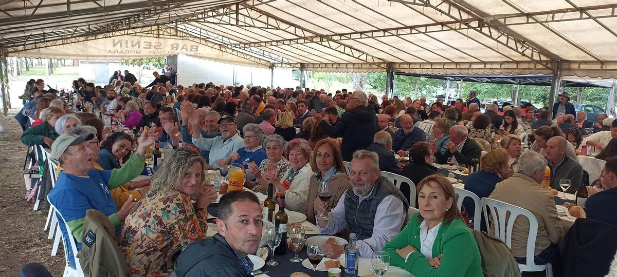 Comensais no xantar popular do ano pasado.