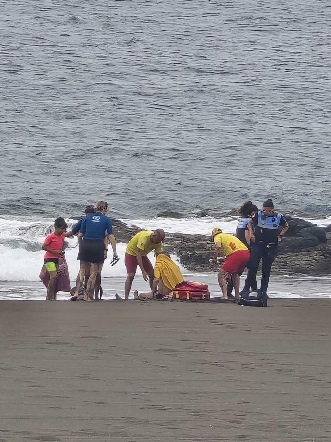 Rescatan a un padre y su hijo en la playa de Melenara, en Telde