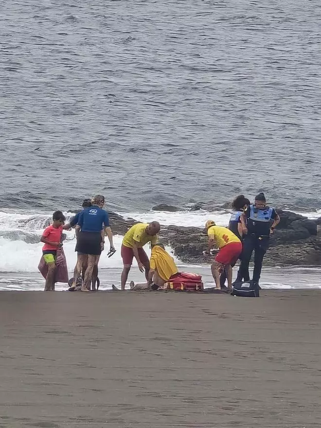 Rescatan a un padre y su hijo en la playa de Melenara, en Telde