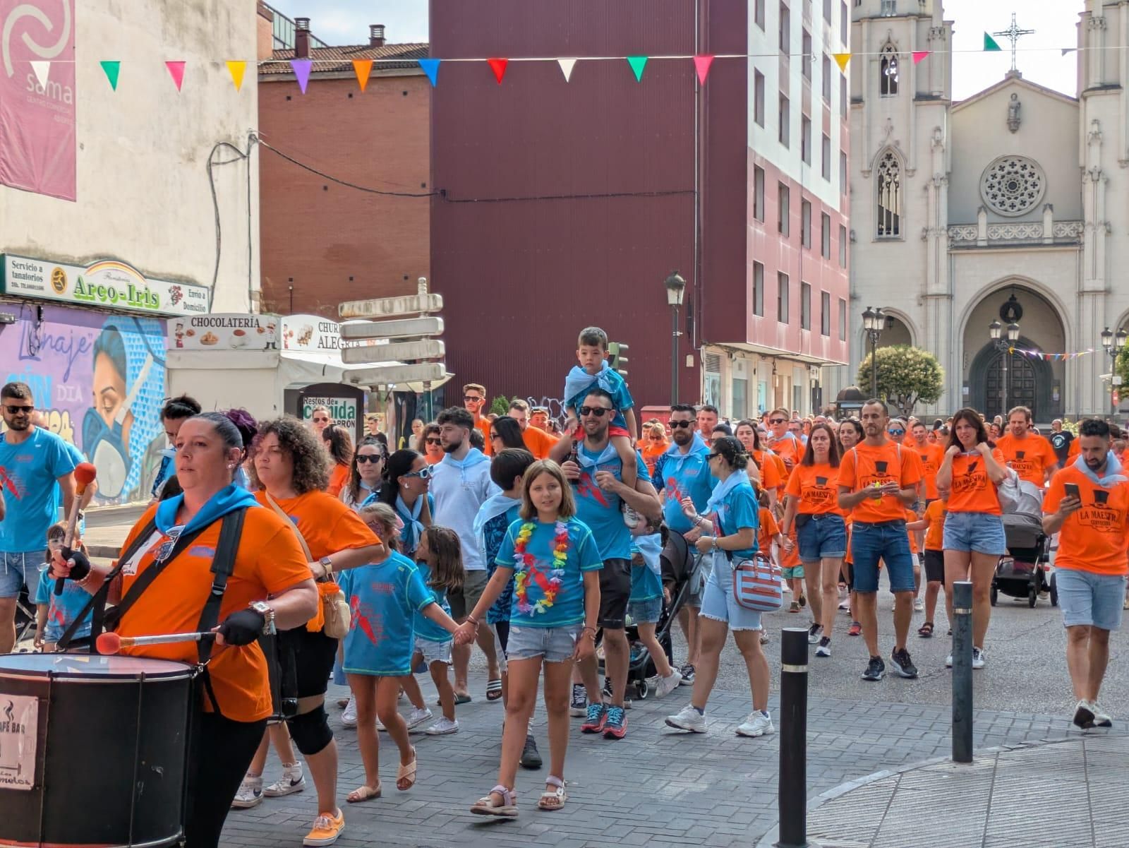 Jira y reparto del bollo en las fiestas de Santiago en Sama de Langreo