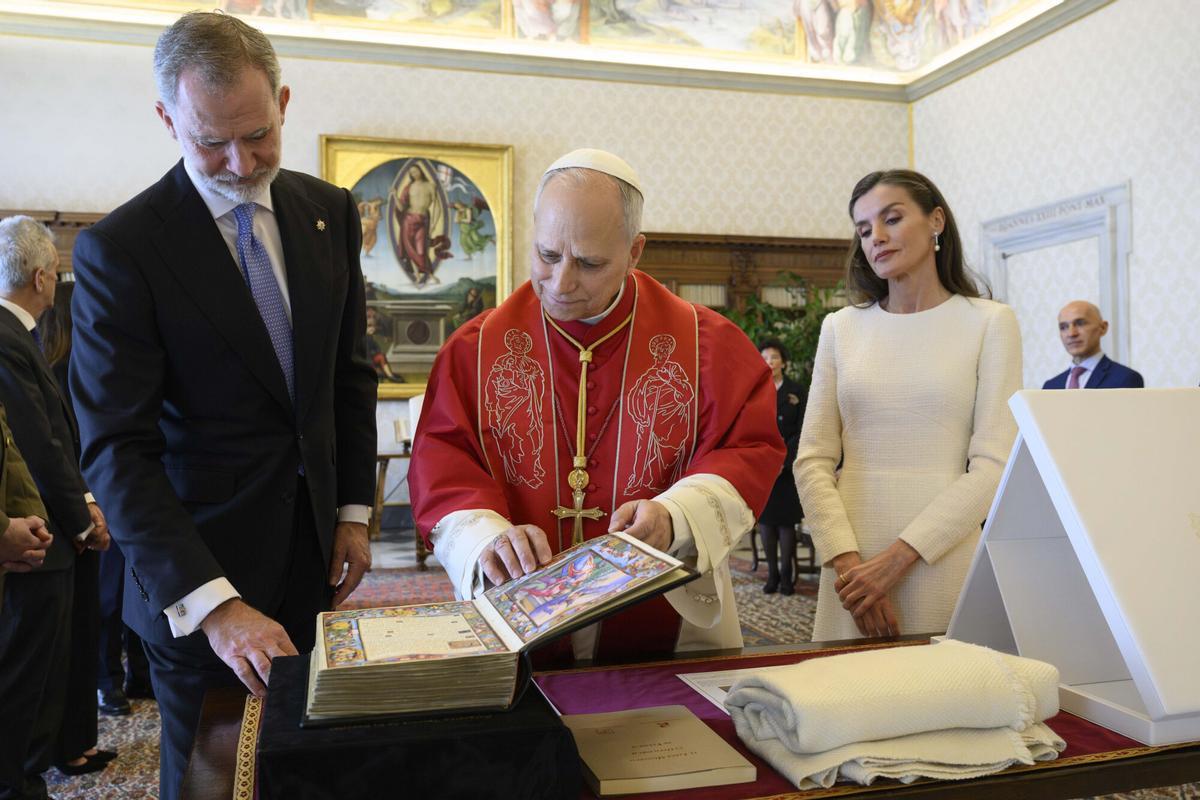 Los reyes de España, Don Felipe VI y Doña Letizia con el papa León XIV durante su encuentro de este 20 de marzo. EFE/Vatican Media/Simone Risoluti SOLO USO EDITORIAL/SOLO DISPONIBLE PARA ILUSTRAR LA NOTICIA QUE ACOMPAÑA (CRÉDITO OBLIGATORIO)