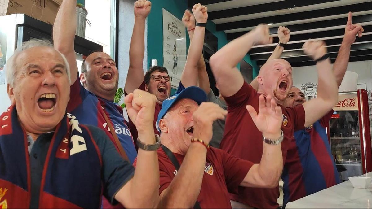 Aficionados del Alzira celebran el sorteo de la Copa del Rey