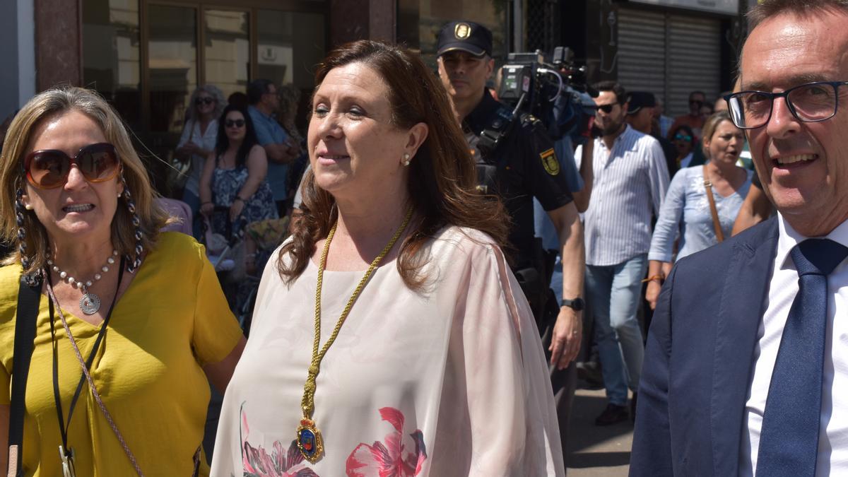 María Fernanda Sánchez, nueva alcaldesa de Don Benito, sale escoltada de la toma de posesión