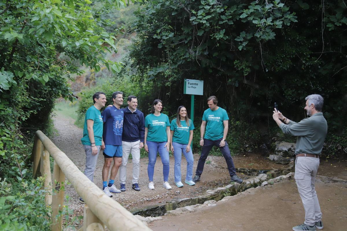 Juanma Moreno hace campaña en el cinturón verde de Córdoba