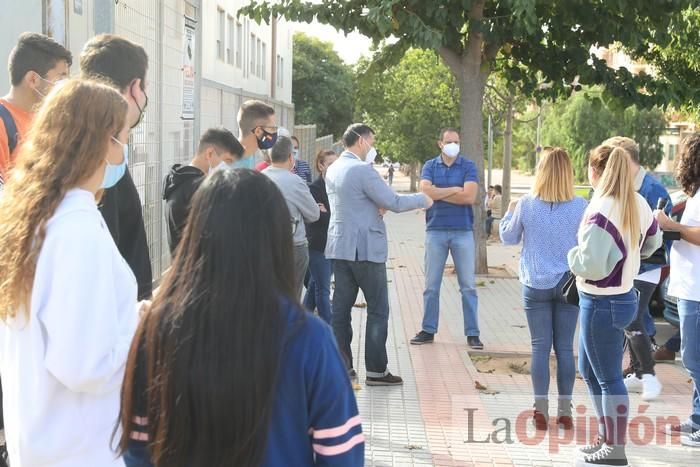 Los alumnos del IES Los Molinos (Cartagena) se concentran para pedir más profesores
