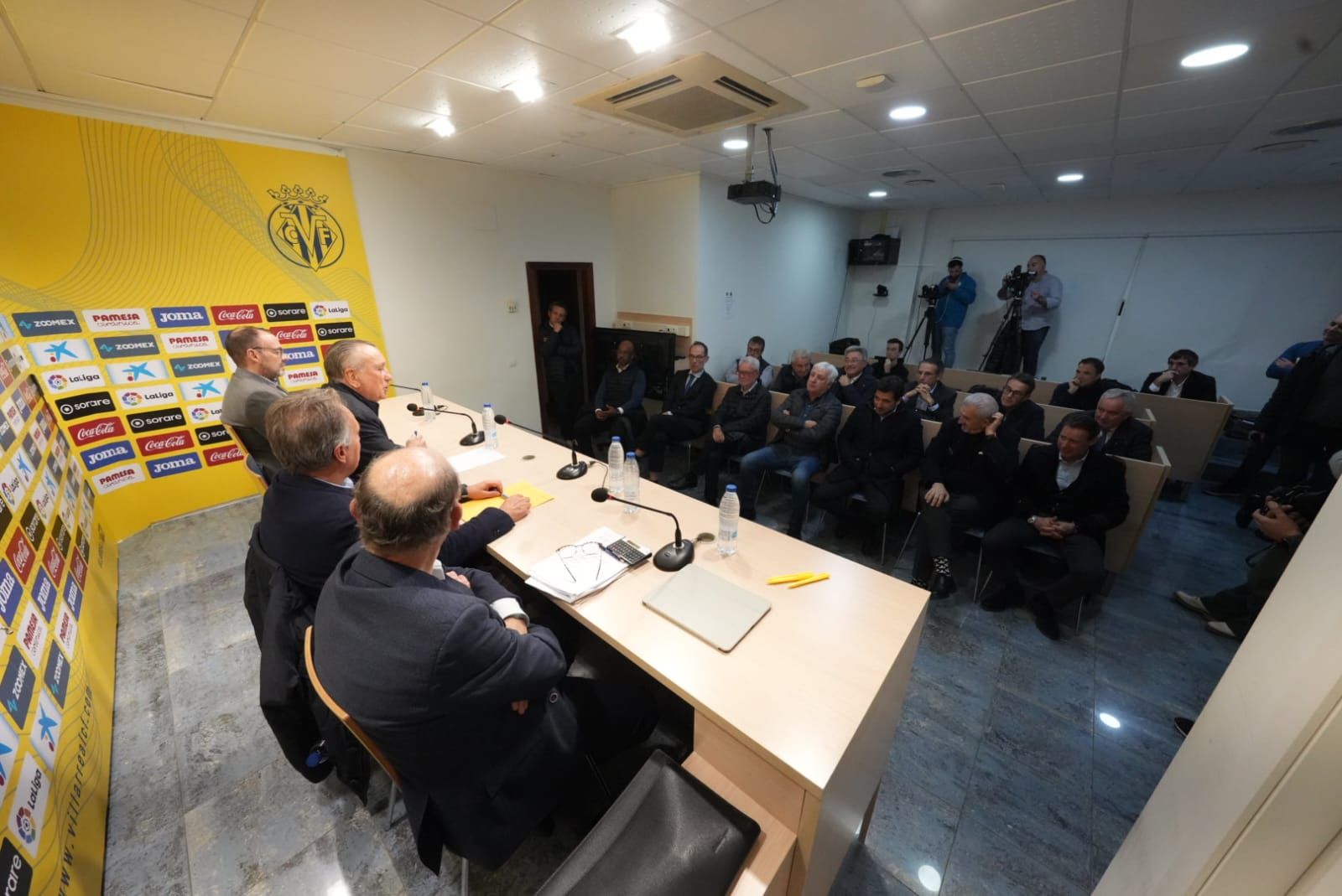 Galería | La primera junta de accionistas del Villarreal de la 'era Roig' sin el recordado Llaneza