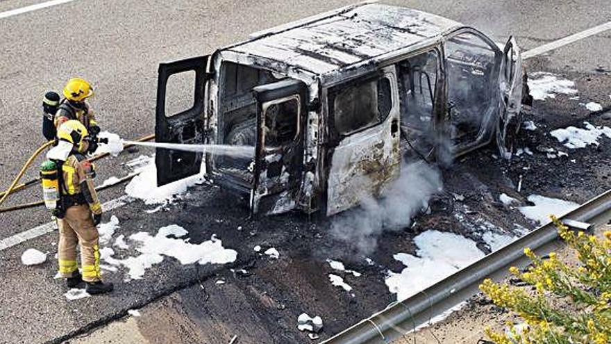 Una furgoneta crema a l&#039;A-26, a Sant Jaume