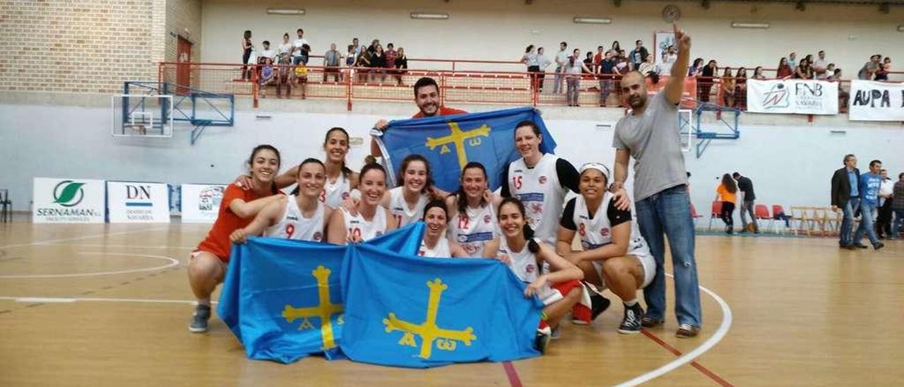 La plantilla del Basketmar celebra su ascenso tras ganar la final en Navarra.